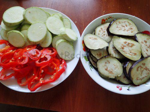 Нарежьте овощи колечками
